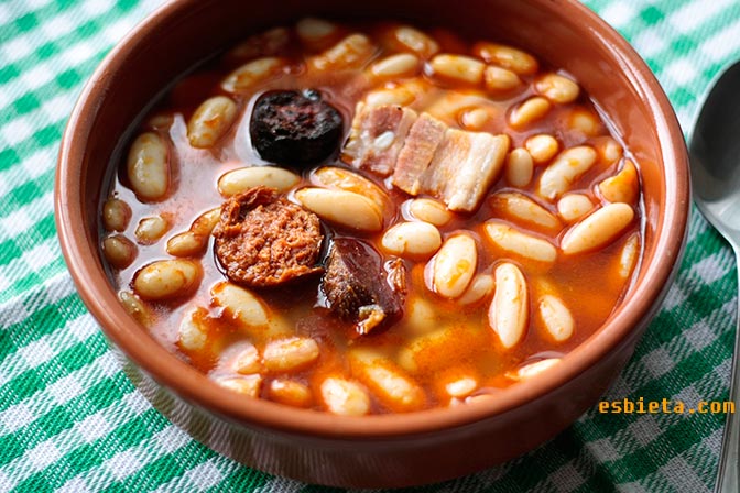 Fabada o Fabes asturianas. Receta tradicional asturiana