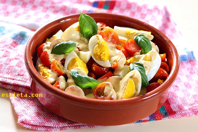 Ensalada de tomate y huevo - Recetas de Esbieta