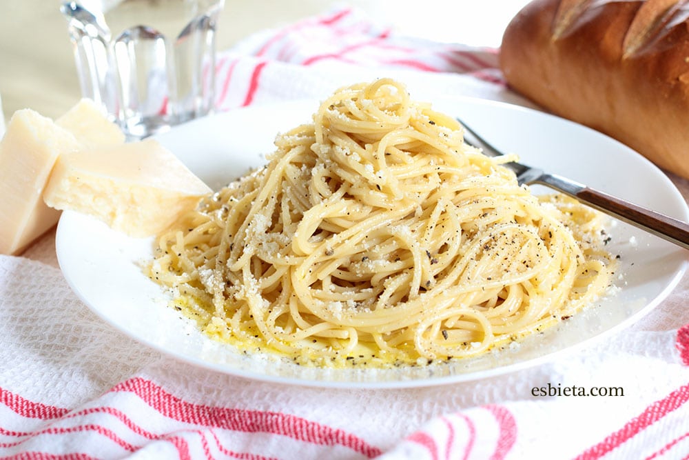Espaguetis con queso y pimienta - Recetas de Esbieta