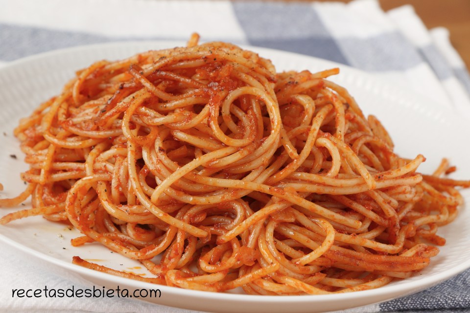 Espaguetis rojos FÁCIL ¡Solo 3 ingredientes! - Recetas de Esbieta